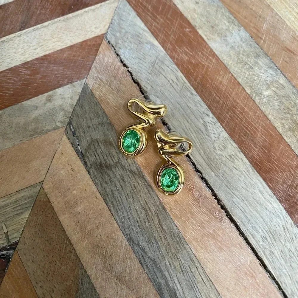 VINTAGE - Yellow Goldtone Green Peridot Crystal Butler Earrings
